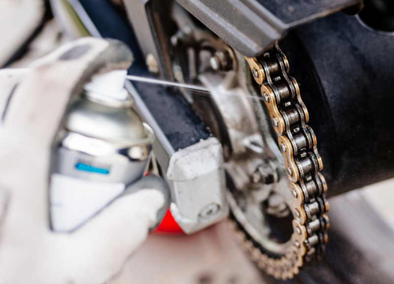 Jak dbać o łańcuch motocyklowy i zębatki? Wybierz odpowiedni smar do łańcucha