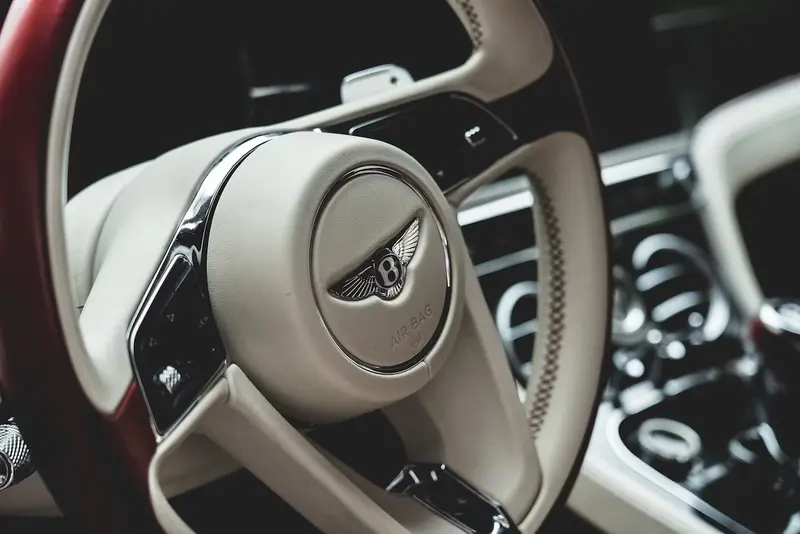 Wykorzystanie naturalnych materiałów i ręczne wykończenie wnętrz w samochodach Bentley