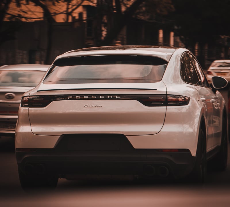 Unikalny styl Porsche Cayenne w kontekście innych SUV-ów na rynku